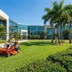 Equipo de jardinería comercial manteniendo áreas verdes de parque corporativo