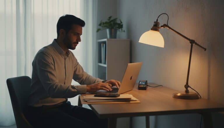 Autónomo usando portátil con lector de certificado digital en despacho