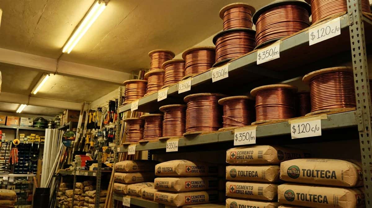 Contratista mexicano comparando precios de materiales de construcción