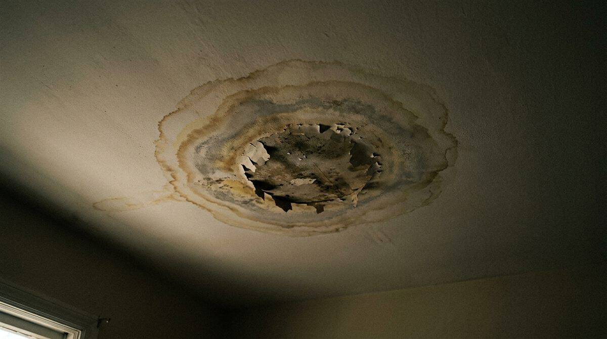 Mancha de humedad en techo residencial por fuga de agua oculta