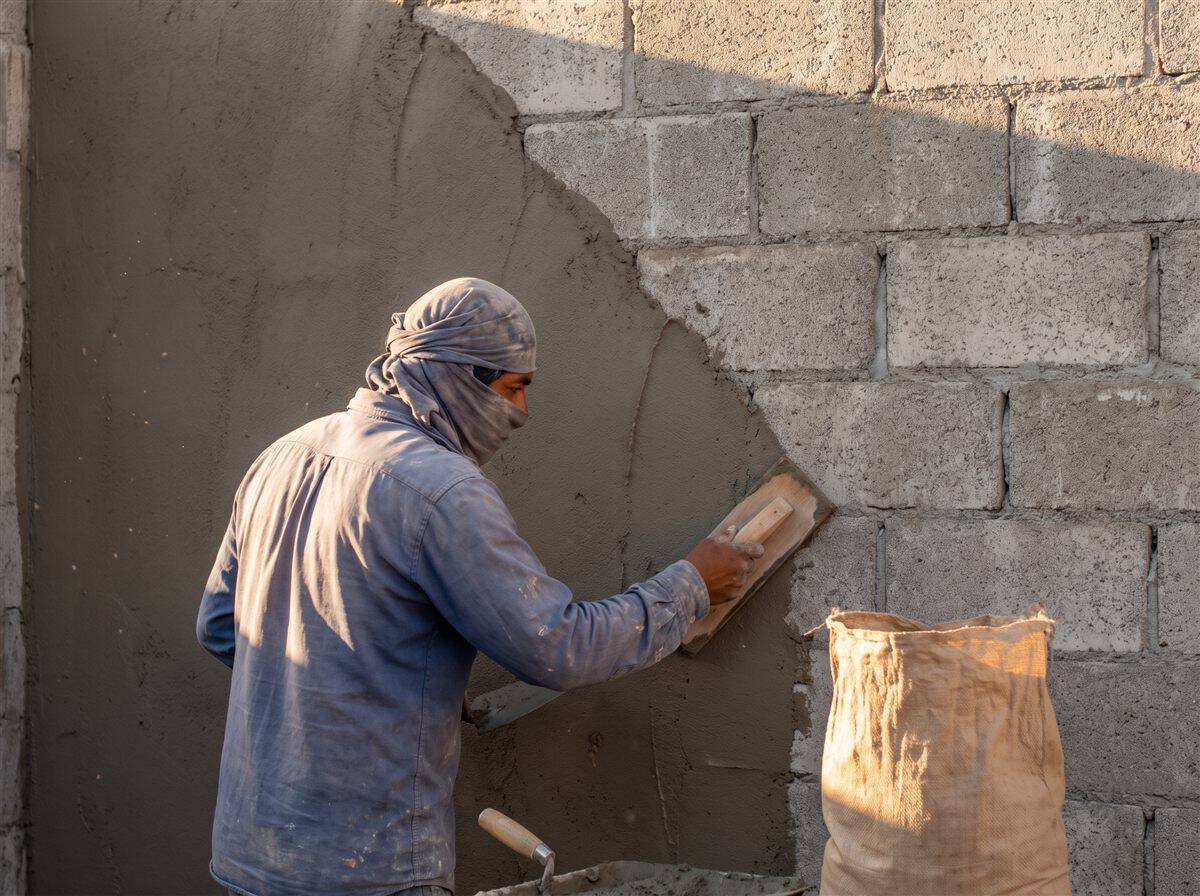 Aplanado a medio terminar sobre muro de block: el rendimiento real detrás de los precios de albañilería